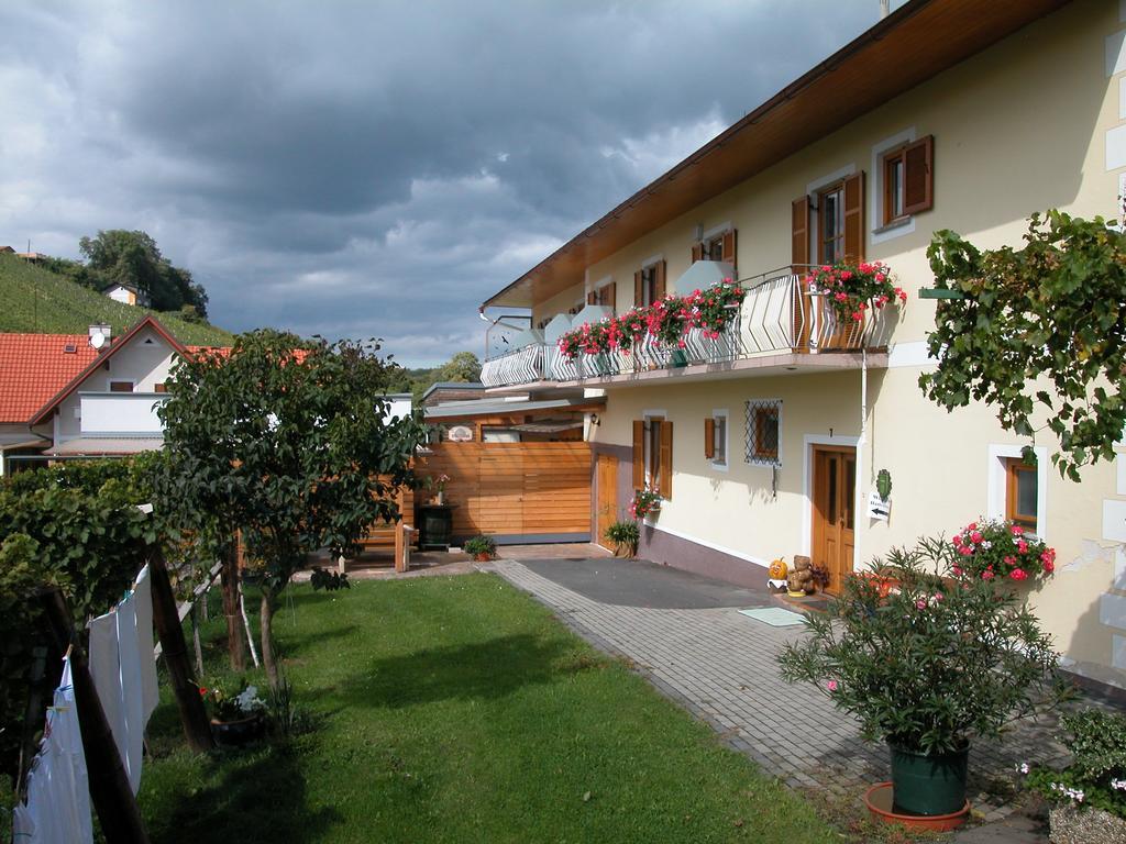 Winzerhof Familie Kloeckl Apartment Kloch Exterior photo